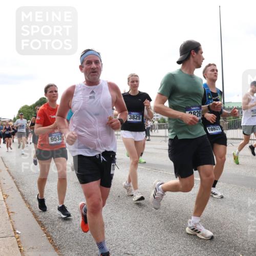 29.06.2025 - hella hamburg halbmarathon Lena Gebhardt http://msf.ph/oto/8297857 29.06.2025 10:21:39 Lombardsbrücke 9532, 3825, 826, 10921, 1540, 1586, 377, 1028, 1072, 1158, 1191, 1250, 1401, 1668, 1958, 2172, 2271, 2315, 2353, 2529, 2635, 2815, 2956, 3122, 3606, 3770, 3817, 3825, 3826, 3995, 4046, 4289, 4375, 4376, 4697, 4786, 5122, 5373, 5395, 5412, 5493, 5641, 5759, 5957, 6086, 6103, 6475, 6676, 6805, 6844, 7075, 7162, 7375, 7522, 7553, 7612, 7672, 7781, 8095, 8286, 8715, 8844, 8896, 8959, 9002, 9062, 9100, 9369, 9483, 9499, 9501, 9532, 9624, 10374, 10874 meine-sportfotos.de
