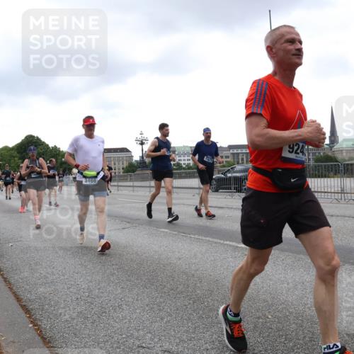 29.06.2025 - hella hamburg halbmarathon Lena Gebhardt http://msf.ph/oto/8297860 29.06.2025 10:46:50 Lombardsbrücke 1073, 1185, 1286, 1363, 1371, 1375, 1593, 1607, 1608, 1720, 1837, 1961, 1999, 2162, 2211, 2320, 2327, 2500, 2555, 2556, 2665, 2697, 2981, 3277, 3406, 3407, 3469, 3734, 3823, 4202, 4239, 4296, 4342, 4355, 4448, 4604, 5111, 5114, 5700, 5796, 5953, 6124, 6161, 6485, 6496, 6740, 7073, 7303, 7412, 7767, 7827, 8477, 8486, 8551, 8553, 8684, 8700, 8967, 9691, 10153, 10230, 13969, 14261, 15852, 16882, 16987 meine-sportfotos.de