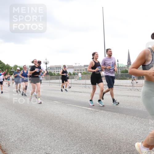 29.06.2025 - hella hamburg halbmarathon Lena Gebhardt http://msf.ph/oto/8297916 29.06.2025 10:56:15 Lombardsbrücke 8005, 1909, 4836, 8533, 4281, 83055, 1047, 1113, 1738, 1909, 2095, 2793, 2915, 3257, 3268, 3675, 3676, 3953, 3987, 4083, 4265, 4354, 4470, 4473, 4836, 4896, 5237, 5306, 5580, 5693, 5757, 5994, 6055, 6056, 6113, 6494, 6594, 6690, 6968, 7025, 7028, 7090, 7307, 7516, 7616, 7711, 7969, 8005, 8108, 8110, 8305, 8517, 8532, 8533, 8606, 8766, 9383, 9435, 9606, 9838, 9861, 9865, 9948, 9953, 10449, 10555, 10569, 10640, 10740, 10784, 10987, 11903, 11962, 11963 meine-sportfotos.de