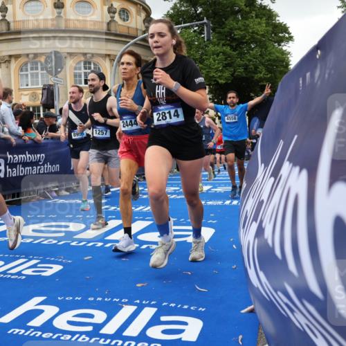 29.06.2025 - hella hamburg halbmarathon Strokosch-Dieckow http://msf.ph/oto/8297972 29.06.2025 10:52:53 Ziel 1257, 1258, 1657, 2099, 2444, 2814, 2910, 4557, 4558, 4770, 5077, 5169, 5907, 7509, 8139, 8172, 8720, 8955, 9065, 9163, 10724, 10811, 11217, 11992, 12367, 12519, 12910, 14198, 14286, 14791, 15430, 17198, 18590, 18720 meine-sportfotos.de