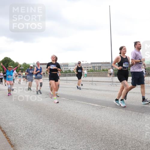 29.06.2025 - hella hamburg halbmarathon Lena Gebhardt http://msf.ph/oto/8297981 29.06.2025 10:56:15 Lombardsbrücke 1909, 4836, 8533, 8005, 141, 14281, 1047, 1113, 1738, 1909, 2095, 2793, 2915, 3257, 3268, 3675, 3676, 3953, 3987, 4083, 4265, 4354, 4470, 4473, 4836, 4896, 5237, 5306, 5580, 5693, 5757, 5994, 6055, 6056, 6113, 6494, 6594, 6690, 6968, 7025, 7028, 7090, 7307, 7516, 7616, 7711, 7969, 8005, 8108, 8110, 8305, 8517, 8532, 8533, 8606, 8766, 9383, 9435, 9606, 9838, 9861, 9865, 9948, 9953, 10449, 10555, 10569, 10640, 10740, 10784, 10987, 11903, 11962, 11963 meine-sportfotos.de