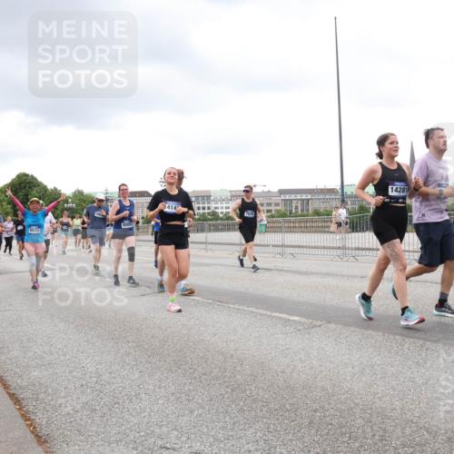 29.06.2025 - hella hamburg halbmarathon Lena Gebhardt http://msf.ph/oto/8298032 29.06.2025 10:56:15 Lombardsbrücke 909, 8533, 4836, 8005, 414, 14281, 1047, 1113, 1738, 1909, 2095, 2793, 2915, 3257, 3268, 3675, 3676, 3953, 3987, 4083, 4265, 4354, 4470, 4473, 4836, 4896, 5237, 5306, 5580, 5693, 5757, 5994, 6055, 6056, 6113, 6494, 6594, 6690, 6968, 7025, 7028, 7090, 7307, 7516, 7616, 7711, 7969, 8005, 8108, 8110, 8305, 8517, 8532, 8533, 8606, 8766, 9383, 9435, 9606, 9838, 9861, 9865, 9948, 9953, 10449, 10555, 10569, 10640, 10740, 10784, 10987, 11903, 11962, 11963 meine-sportfotos.de