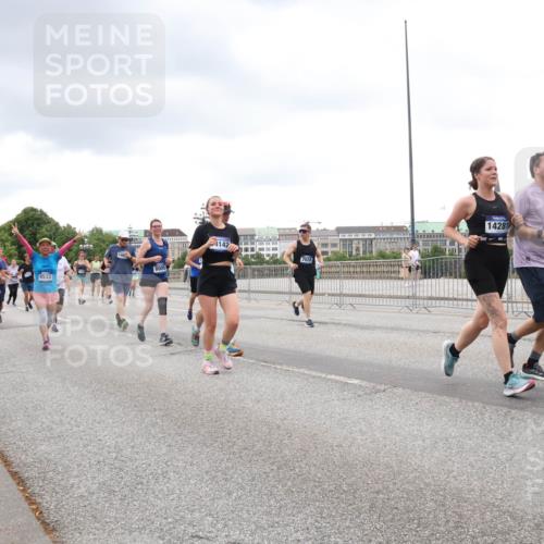 29.06.2025 - hella hamburg halbmarathon Lena Gebhardt http://msf.ph/oto/8298099 29.06.2025 10:56:15 Lombardsbrücke 8005, 1909, 8533, 4836, 142, 7028, 14281, 1047, 1113, 1738, 1909, 2095, 2793, 2915, 3257, 3268, 3675, 3676, 3953, 3987, 4083, 4265, 4354, 4470, 4473, 4836, 4896, 5237, 5306, 5580, 5693, 5757, 5994, 6055, 6056, 6113, 6494, 6594, 6690, 6968, 7025, 7028, 7090, 7307, 7516, 7616, 7711, 7969, 8005, 8108, 8110, 8305, 8517, 8532, 8533, 8606, 8766, 9383, 9435, 9606, 9838, 9861, 9865, 9948, 9953, 10449, 10555, 10569, 10640, 10740, 10784, 10987, 11903, 11962, 11963 meine-sportfotos.de