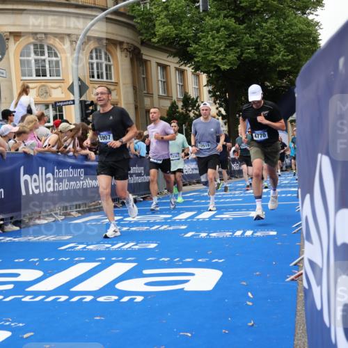 29.06.2025 - hella hamburg halbmarathon Strokosch-Dieckow http://msf.ph/oto/8298102 29.06.2025 10:52:58 Ziel 1257, 1258, 2099, 2208, 3059, 3258, 3334, 4121, 4557, 4558, 4770, 5907, 7509, 7864, 8139, 8587, 8720, 8955, 9093, 9537, 10724, 12155, 12367, 12519, 12910, 14323, 14791, 15430, 18590, 18720, 19208 meine-sportfotos.de