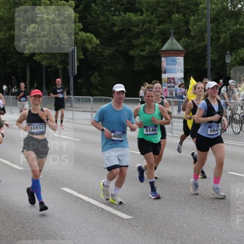 29.06.2025 - hella hamburg halbmarathon Jannik Wohlers http://msf.ph/oto/8298158 29.06.2025 10:36:55 Lombardsbrücke 1022, 1276, 1337, 1597, 1819, 2016, 2031, 2072, 2104, 2272, 2480, 2486, 3127, 4097, 4347, 4733, 5146, 5171, 5560, 5790, 5940, 6584, 7085, 7235, 7544, 7707, 7777, 7823, 8257, 8258, 8811, 8843, 9055, 9524, 10762, 10798, 11980, 12103, 12762, 12935, 13077, 13783, 14130, 14202, 14282, 14343, 14779, 14915, 15084, 16192, 16303, 16782, 16831, 16837, 17305, 17307, 17388, 17687, 17688, 17794, 17965, 18578, 18710 meine-sportfotos.de