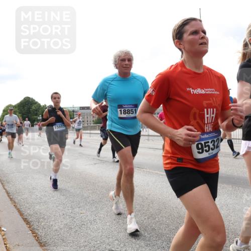 29.06.2025 - hella hamburg halbmarathon Lena Gebhardt http://msf.ph/oto/8298190 29.06.2025 10:21:40 Lombardsbrücke 15603, 18851, 30, 9532, 3825, 1028, 1072, 1158, 1191, 1250, 1401, 1668, 1958, 2172, 2271, 2315, 2353, 2529, 2635, 2815, 3122, 3606, 3770, 3817, 3825, 3826, 3995, 4046, 4289, 4375, 4376, 4697, 4786, 5122, 5373, 5395, 5412, 5493, 5641, 5759, 5957, 6086, 6103, 6475, 6676, 6805, 6844, 7075, 7162, 7375, 7522, 7553, 7612, 7672, 7781, 8095, 8286, 8715, 8844, 8896, 8959, 9002, 9062, 9100, 9369, 9483, 9499, 9501, 9532, 9624, 10374, 10874 meine-sportfotos.de