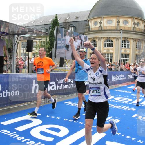 29.06.2025 - hella hamburg halbmarathon Michael Strokosch http://msf.ph/oto/8298192 29.06.2025 10:57:25 Ziel 2417, 5926, 6272, 8585, 9450, 9727, 9934, 12014, 12590, 13394, 13664, 15229, 16625, 16830, 17160, 17779, 17828 meine-sportfotos.de