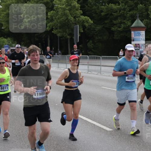 29.06.2025 - hella hamburg halbmarathon Jannik Wohlers http://msf.ph/oto/8298216 29.06.2025 10:36:55 Lombardsbrücke 1022, 1276, 1337, 1597, 1819, 2016, 2031, 2072, 2104, 2272, 2480, 2486, 3127, 4097, 4347, 4733, 5146, 5171, 5560, 5790, 5940, 6584, 7085, 7235, 7544, 7707, 7777, 7823, 8257, 8258, 8811, 8843, 9055, 9524, 10762, 10798, 11980, 12103, 12762, 12935, 13077, 13783, 14130, 14202, 14282, 14343, 14779, 14915, 15084, 16192, 16303, 16782, 16831, 16837, 17305, 17307, 17388, 17687, 17688, 17794, 17965, 18578, 18710 meine-sportfotos.de
