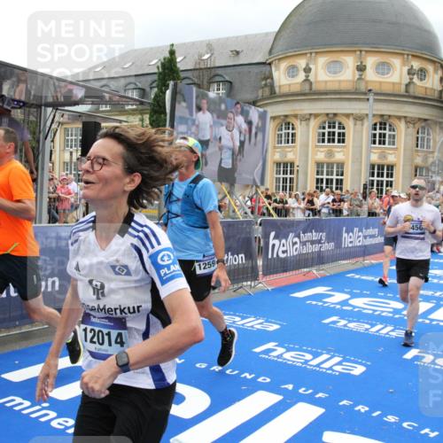 29.06.2025 - hella hamburg halbmarathon Michael Strokosch http://msf.ph/oto/8298254 29.06.2025 10:57:25 Ziel 2417, 5926, 6272, 8585, 9450, 9727, 9934, 12014, 12590, 13394, 13664, 15229, 16625, 16830, 17160, 17779, 17828 meine-sportfotos.de