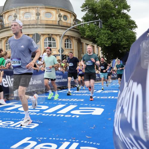29.06.2025 - hella hamburg halbmarathon Strokosch-Dieckow http://msf.ph/oto/8298255 29.06.2025 10:53:00 Ziel 2099, 2208, 3059, 3258, 3334, 4121, 4770, 5907, 7509, 7864, 8139, 8587, 9093, 9537, 10724, 12155, 12367, 12519, 12910, 14323, 14791, 15430, 18590, 18720, 19208 meine-sportfotos.de