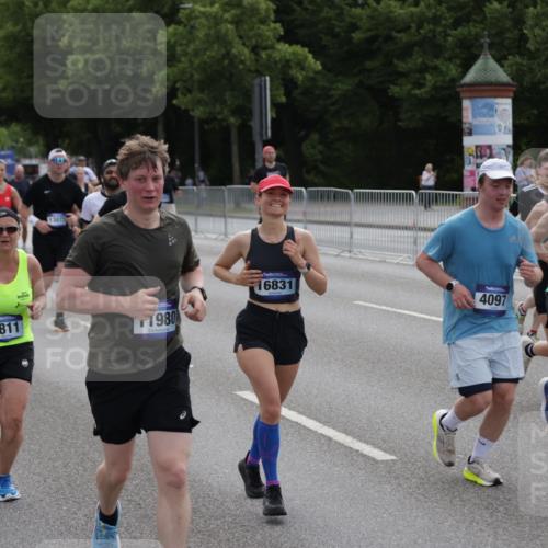 29.06.2025 - hella hamburg halbmarathon Jannik Wohlers http://msf.ph/oto/8298299 29.06.2025 10:36:55 Lombardsbrücke 1022, 1276, 1337, 1597, 1819, 2016, 2031, 2072, 2104, 2272, 2480, 2486, 3127, 4097, 4347, 4733, 5146, 5171, 5560, 5790, 5940, 6584, 7085, 7235, 7544, 7707, 7777, 7823, 8257, 8258, 8811, 8843, 9055, 9524, 10762, 10798, 11980, 12103, 12762, 12935, 13077, 13783, 14130, 14202, 14282, 14343, 14779, 14915, 15084, 16192, 16303, 16782, 16831, 16837, 17305, 17307, 17388, 17687, 17688, 17794, 17965, 18578, 18710 meine-sportfotos.de