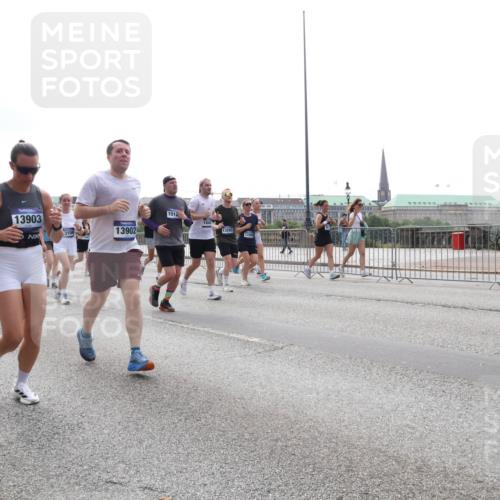 29.06.2025 - hella hamburg halbmarathon Lena Gebhardt http://msf.ph/oto/8298300 29.06.2025 10:36:52 Lombardsbrücke 17349, 1557, 13903, 1012, 1848, 3106, 13902, 13265, 1326, 1118, 1224, 1253, 1339, 1488, 1490, 1948, 1952, 1954, 2072, 2104, 2124, 2552, 2588, 3127, 3165, 3398, 3428, 3714, 3873, 3895, 4084, 4618, 4762, 4996, 5012, 5224, 5538, 5640, 5747, 5786, 5789, 6156, 6172, 6190, 6359, 6584, 6667, 6804, 7202, 7632, 7773, 8007, 8257, 8258, 8315, 8499, 8530, 8758, 8936, 8937, 8945, 9054, 9055, 9115, 9117, 9295, 9500, 9694, 13265, 15077, 17156, 17807, 18152, 18488 meine-sportfotos.de