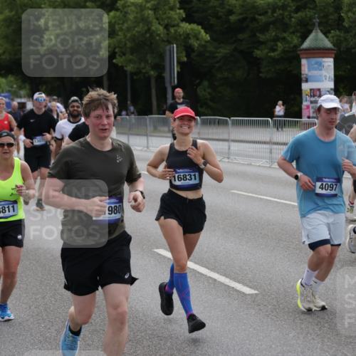 29.06.2025 - hella hamburg halbmarathon Jannik Wohlers http://msf.ph/oto/8298310 29.06.2025 10:36:55 Lombardsbrücke 1022, 1276, 1337, 1597, 1819, 2016, 2031, 2072, 2104, 2272, 2480, 2486, 3127, 4097, 4347, 4733, 5146, 5171, 5560, 5790, 5940, 6584, 7085, 7235, 7544, 7707, 7777, 7823, 8257, 8258, 8811, 8843, 9055, 9524, 10762, 10798, 11980, 12103, 12762, 12935, 13077, 13783, 14130, 14202, 14282, 14343, 14779, 14915, 15084, 16192, 16303, 16782, 16831, 16837, 17305, 17307, 17388, 17687, 17688, 17794, 17965, 18578, 18710 meine-sportfotos.de
