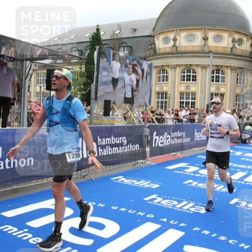29.06.2025 - hella hamburg halbmarathon Michael Strokosch http://msf.ph/oto/8298313 29.06.2025 10:57:25 Ziel 2417, 5926, 6272, 8585, 9450, 9727, 9934, 12014, 12590, 13394, 13664, 15229, 16625, 16830, 17160, 17779, 17828 meine-sportfotos.de