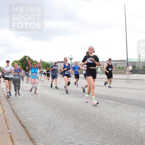 29.06.2025 - hella hamburg halbmarathon Lena Gebhardt http://msf.ph/oto/8298319 29.06.2025 10:56:15 Lombardsbrücke 1909, 4836, 8533, 8005, 8305, 1047, 1113, 1738, 1909, 2095, 2793, 2915, 3257, 3268, 3675, 3676, 3953, 3987, 4083, 4265, 4354, 4470, 4473, 4836, 4896, 5237, 5306, 5580, 5693, 5757, 5994, 6055, 6056, 6113, 6494, 6594, 6690, 6968, 7025, 7028, 7090, 7307, 7516, 7616, 7711, 7969, 8005, 8108, 8110, 8305, 8517, 8532, 8533, 8606, 8766, 9383, 9435, 9606, 9838, 9861, 9865, 9948, 9953, 10449, 10555, 10569, 10640, 10740, 10784, 10987, 11903, 11962, 11963 meine-sportfotos.de