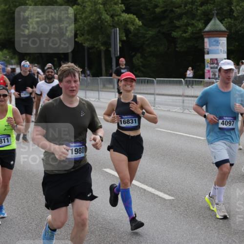 29.06.2025 - hella hamburg halbmarathon Jannik Wohlers http://msf.ph/oto/8298333 29.06.2025 10:36:55 Lombardsbrücke 1022, 1276, 1337, 1597, 1819, 2016, 2031, 2072, 2104, 2272, 2480, 2486, 3127, 4097, 4347, 4733, 5146, 5171, 5560, 5790, 5940, 6584, 7085, 7235, 7544, 7707, 7777, 7823, 8257, 8258, 8811, 8843, 9055, 9524, 10762, 10798, 11980, 12103, 12762, 12935, 13077, 13783, 14130, 14202, 14282, 14343, 14779, 14915, 15084, 16192, 16303, 16782, 16831, 16837, 17305, 17307, 17388, 17687, 17688, 17794, 17965, 18578, 18710 meine-sportfotos.de