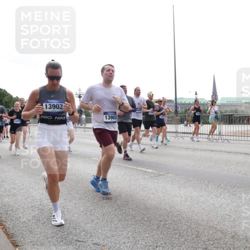 29.06.2025 - hella hamburg halbmarathon Lena Gebhardt http://msf.ph/oto/8298350 29.06.2025 10:36:52 Lombardsbrücke 13903, 1848, 13265, 13902, 15972, 17349, 1118, 1224, 1253, 1339, 1488, 1490, 1948, 1952, 1954, 2072, 2104, 2124, 2552, 2588, 3127, 3165, 3398, 3428, 3714, 3873, 3895, 4084, 4618, 4762, 4996, 5012, 5224, 5538, 5640, 5747, 5786, 5789, 6156, 6172, 6190, 6359, 6584, 6667, 6804, 7202, 7632, 7773, 8007, 8257, 8258, 8315, 8499, 8530, 8758, 8936, 8937, 8945, 9054, 9055, 9115, 9117, 9295, 9500, 9694, 13265, 15077, 17156, 17807, 18152, 18488 meine-sportfotos.de