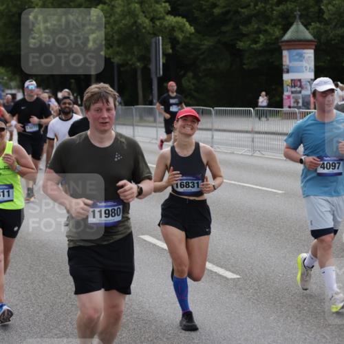 29.06.2025 - hella hamburg halbmarathon Jannik Wohlers http://msf.ph/oto/8298383 29.06.2025 10:36:55 Lombardsbrücke 1022, 1276, 1337, 1597, 1819, 2016, 2031, 2072, 2104, 2272, 2480, 2486, 3127, 4097, 4347, 4733, 5146, 5171, 5560, 5790, 5940, 6584, 7085, 7235, 7544, 7707, 7777, 7823, 8257, 8258, 8811, 8843, 9055, 9524, 10762, 10798, 11980, 12103, 12762, 12935, 13077, 13783, 14130, 14202, 14282, 14343, 14779, 14915, 15084, 16192, 16303, 16782, 16831, 16837, 17305, 17307, 17388, 17687, 17688, 17794, 17965, 18578, 18710 meine-sportfotos.de