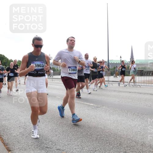 29.06.2025 - hella hamburg halbmarathon Lena Gebhardt http://msf.ph/oto/8298391 29.06.2025 10:36:52 Lombardsbrücke 15972, 17349, 3903, 18482, 13902, 3265, 1118, 1224, 1253, 1339, 1488, 1490, 1948, 1952, 1954, 2072, 2104, 2124, 2552, 2588, 3127, 3165, 3398, 3428, 3714, 3873, 3895, 4084, 4618, 4762, 4996, 5012, 5224, 5538, 5640, 5747, 5786, 5789, 6156, 6172, 6190, 6359, 6584, 6667, 6804, 7202, 7632, 7773, 8007, 8257, 8258, 8315, 8499, 8530, 8758, 8936, 8937, 8945, 9054, 9055, 9115, 9117, 9295, 9500, 9694, 13265, 15077, 17156, 17807, 18152, 18488 meine-sportfotos.de