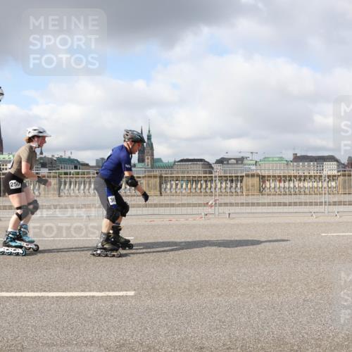 29.06.2025 - hella hamburg halbmarathon Lena Gebhardt http://msf.ph/oto/8298408 29.06.2025 09:06:19 Lombardsbrücke  meine-sportfotos.de