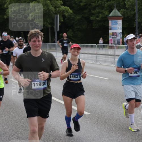 29.06.2025 - hella hamburg halbmarathon Jannik Wohlers http://msf.ph/oto/8298410 29.06.2025 10:36:55 Lombardsbrücke 1022, 1276, 1337, 1597, 1819, 2016, 2031, 2072, 2104, 2272, 2480, 2486, 3127, 4097, 4347, 4733, 5146, 5171, 5560, 5790, 5940, 6584, 7085, 7235, 7544, 7707, 7777, 7823, 8257, 8258, 8811, 8843, 9055, 9524, 10762, 10798, 11980, 12103, 12762, 12935, 13077, 13783, 14130, 14202, 14282, 14343, 14779, 14915, 15084, 16192, 16303, 16782, 16831, 16837, 17305, 17307, 17388, 17687, 17688, 17794, 17965, 18578, 18710 meine-sportfotos.de