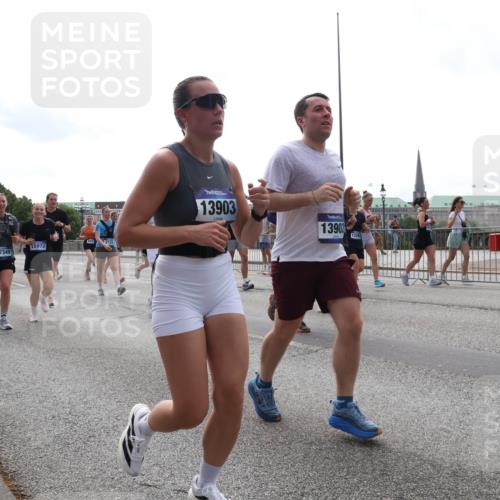 29.06.2025 - hella hamburg halbmarathon Lena Gebhardt http://msf.ph/oto/8298434 29.06.2025 10:36:52 Lombardsbrücke 17349, 15972, 2124, 13903, 13902, 1326, 1118, 1224, 1253, 1339, 1488, 1490, 1948, 1952, 1954, 2072, 2104, 2124, 2552, 2588, 3127, 3165, 3398, 3428, 3714, 3873, 3895, 4084, 4618, 4762, 4996, 5012, 5224, 5538, 5640, 5747, 5786, 5789, 6156, 6172, 6190, 6359, 6584, 6667, 6804, 7202, 7632, 7773, 8007, 8257, 8258, 8315, 8499, 8530, 8758, 8936, 8937, 8945, 9054, 9055, 9115, 9117, 9295, 9500, 9694, 13265, 15077, 17156, 17807, 18152, 18488 meine-sportfotos.de