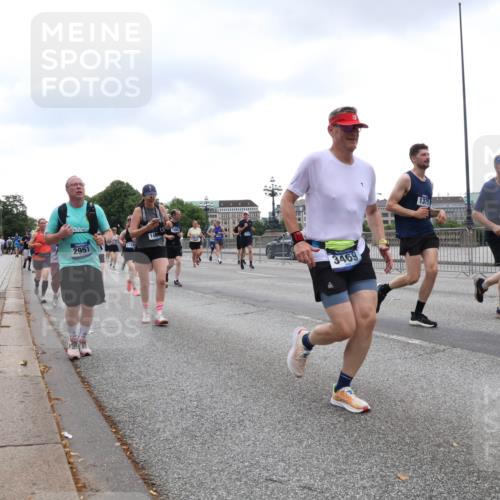29.06.2025 - hella hamburg halbmarathon Lena Gebhardt http://msf.ph/oto/8298477 29.06.2025 10:46:50 Lombardsbrücke 1073, 1185, 1286, 1363, 1371, 1375, 1593, 1607, 1608, 1720, 1837, 1961, 1999, 2162, 2211, 2320, 2327, 2500, 2555, 2556, 2665, 2697, 2981, 3277, 3406, 3407, 3469, 3734, 3823, 4202, 4239, 4296, 4342, 4355, 4448, 4604, 5111, 5114, 5700, 5796, 5953, 6124, 6161, 6485, 6496, 6740, 7073, 7303, 7412, 7767, 7827, 8477, 8486, 8551, 8553, 8684, 8700, 8967, 9691, 10153, 10230, 13969, 14261, 15852, 16882, 16987 meine-sportfotos.de