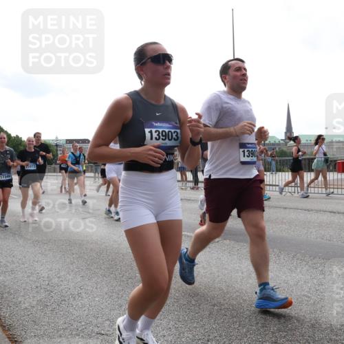29.06.2025 - hella hamburg halbmarathon Lena Gebhardt http://msf.ph/oto/8298492 29.06.2025 10:36:52 Lombardsbrücke 17349, 15972, 13903, 13902, 1118, 1224, 1253, 1339, 1488, 1490, 1948, 1952, 1954, 2072, 2104, 2124, 2552, 2588, 3127, 3165, 3398, 3428, 3714, 3873, 3895, 4084, 4618, 4762, 4996, 5012, 5224, 5538, 5640, 5747, 5786, 5789, 6156, 6172, 6190, 6359, 6584, 6667, 6804, 7202, 7632, 7773, 8007, 8257, 8258, 8315, 8499, 8530, 8758, 8936, 8937, 8945, 9054, 9055, 9115, 9117, 9295, 9500, 9694, 13265, 15077, 17156, 17807, 18152, 18488 meine-sportfotos.de