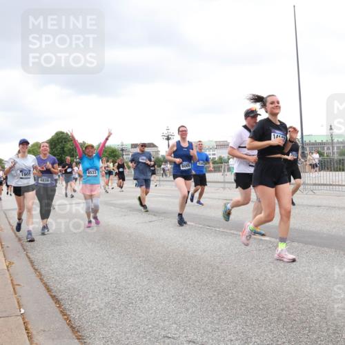 29.06.2025 - hella hamburg halbmarathon Lena Gebhardt http://msf.ph/oto/8298501 29.06.2025 10:56:16 Lombardsbrücke 1909, 8533, 4836, 1064, 8005, 8305, 1014, 1047, 1113, 1738, 1909, 2095, 2793, 2915, 3257, 3268, 3520, 3675, 3676, 3953, 3987, 4083, 4265, 4354, 4470, 4473, 4836, 4896, 5237, 5306, 5580, 5693, 5757, 5994, 6055, 6056, 6113, 6494, 6594, 6690, 6968, 7025, 7028, 7090, 7307, 7516, 7616, 7711, 8005, 8108, 8110, 8305, 8517, 8532, 8533, 8606, 8766, 9383, 9435, 9606, 9838, 9861, 9865, 9948, 9953, 10449, 10555, 10569, 10640, 10740, 10784, 10987, 11962, 11963 meine-sportfotos.de