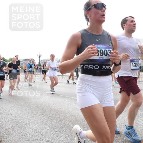 29.06.2025 - hella hamburg halbmarathon Lena Gebhardt http://msf.ph/oto/8298522 29.06.2025 10:36:53 Lombardsbrücke 2124, 13106, 15972, 17349, 3903, 13902, 1118, 1224, 1253, 1339, 1488, 1490, 1948, 1952, 1954, 2031, 2072, 2104, 2124, 2552, 2588, 3127, 3165, 3428, 3714, 3873, 3895, 4084, 4618, 4762, 4996, 5224, 5538, 5640, 5747, 5786, 5789, 6156, 6172, 6190, 6359, 6584, 6667, 6804, 7202, 7632, 7773, 8007, 8257, 8258, 8315, 8499, 8530, 8758, 8936, 8937, 8945, 9054, 9055, 9115, 9295, 9500, 9694, 13265, 15077, 17156, 17807, 18152, 18488 meine-sportfotos.de