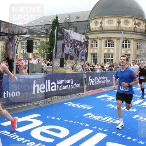 29.06.2025 - hella hamburg halbmarathon Michael Strokosch http://msf.ph/oto/8298564 29.06.2025 10:57:28 Ziel 3435, 5926, 6272, 6281, 6302, 8393, 9450, 9727, 12144, 12590, 13394, 13664, 15695, 16093, 16830, 17160, 17758, 17828 meine-sportfotos.de