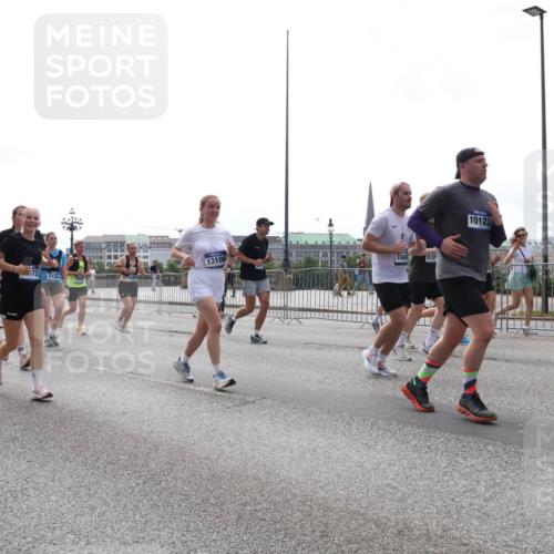 29.06.2025 - hella hamburg halbmarathon Lena Gebhardt http://msf.ph/oto/8298610 29.06.2025 10:36:53 Lombardsbrücke 13106, 18482, 72, 2124, 17349, 132, 10123, 1118, 1224, 1253, 1339, 1488, 1490, 1948, 1952, 1954, 2031, 2072, 2104, 2124, 2552, 2588, 3127, 3165, 3428, 3714, 3873, 3895, 4084, 4618, 4762, 4996, 5224, 5538, 5640, 5747, 5786, 5789, 6156, 6172, 6190, 6359, 6584, 6667, 6804, 7202, 7632, 7773, 8007, 8257, 8258, 8315, 8499, 8530, 8758, 8936, 8937, 8945, 9054, 9055, 9115, 9295, 9500, 9694, 13265, 15077, 17156, 17807, 18152, 18488 meine-sportfotos.de