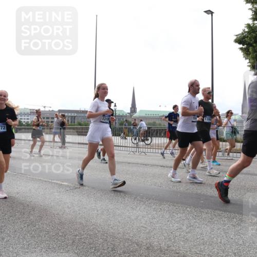 29.06.2025 - hella hamburg halbmarathon Lena Gebhardt http://msf.ph/oto/8298653 29.06.2025 10:36:53 Lombardsbrücke 13106, 18, 15972, 17349, 13265, 1118, 1224, 1253, 1339, 1488, 1490, 1948, 1952, 1954, 2031, 2072, 2104, 2124, 2552, 2588, 3127, 3165, 3428, 3714, 3873, 3895, 4084, 4618, 4762, 4996, 5224, 5538, 5640, 5747, 5786, 5789, 6156, 6172, 6190, 6359, 6584, 6667, 6804, 7202, 7632, 7773, 8007, 8257, 8258, 8315, 8499, 8530, 8758, 8936, 8937, 8945, 9054, 9055, 9115, 9295, 9500, 9694, 13265, 15077, 17156, 17807, 18152, 18488 meine-sportfotos.de