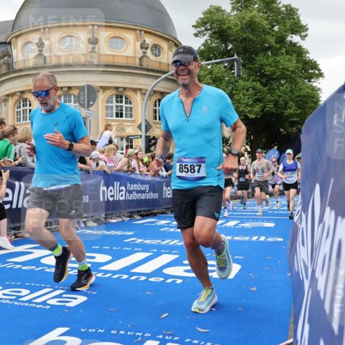 29.06.2025 - hella hamburg halbmarathon Strokosch-Dieckow http://msf.ph/oto/8298702 29.06.2025 10:53:05 Ziel 2111, 2208, 3059, 3258, 3334, 4121, 7383, 7509, 7864, 8273, 8587, 9093, 9537, 12155, 12367, 12519, 12910, 14323, 14791, 16929, 16986, 18590, 19208 meine-sportfotos.de