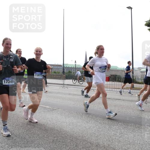 29.06.2025 - hella hamburg halbmarathon Lena Gebhardt http://msf.ph/oto/8298729 29.06.2025 10:36:54 Lombardsbrücke 849, 17349, 13106, 1848, 13, 3895, 15972, 1118, 1224, 1253, 1339, 1488, 1490, 1948, 1952, 1954, 2031, 2072, 2104, 2124, 2480, 2552, 2588, 3127, 3165, 3428, 3714, 3873, 3895, 4084, 4618, 4762, 4996, 5224, 5538, 5640, 5747, 5786, 5789, 6156, 6172, 6190, 6359, 6584, 6667, 6804, 7202, 7632, 7773, 8007, 8257, 8258, 8315, 8499, 8758, 8936, 8937, 8945, 9054, 9055, 9115, 9295, 9500, 9694, 13265, 15077, 17156, 17807, 18152, 18488 meine-sportfotos.de