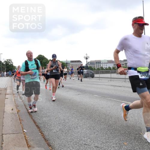 29.06.2025 - hella hamburg halbmarathon Lena Gebhardt http://msf.ph/oto/8298774 29.06.2025 10:46:51 Lombardsbrücke 1073, 1185, 1286, 1363, 1371, 1375, 1593, 1607, 1608, 1720, 1837, 1961, 1999, 2162, 2211, 2320, 2327, 2555, 2556, 2665, 2697, 2981, 3277, 3406, 3407, 3469, 3734, 3823, 4202, 4239, 4296, 4342, 4355, 4448, 4604, 5111, 5114, 5700, 5796, 5953, 6124, 6161, 6485, 6496, 6740, 7073, 7303, 7412, 7767, 7827, 8477, 8486, 8551, 8553, 8684, 8706, 8967, 9691, 10230, 13969, 14261, 15852, 16882, 16987 meine-sportfotos.de