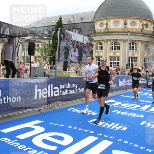 29.06.2025 - hella hamburg halbmarathon Michael Strokosch http://msf.ph/oto/8298800 29.06.2025 10:57:29 Ziel 3435, 5926, 6272, 6281, 6302, 8393, 9727, 12144, 13394, 13664, 15695, 16093, 16830, 17160, 17758, 17828 meine-sportfotos.de