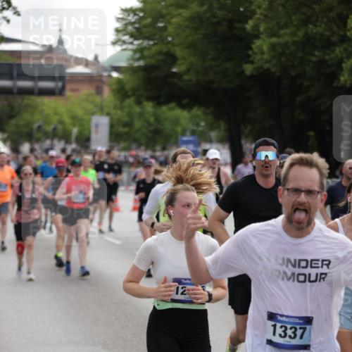 29.06.2025 - hella hamburg halbmarathon Jannik Wohlers http://msf.ph/oto/8298805 29.06.2025 10:37:00 Lombardsbrücke 1022, 1276, 1337, 1597, 1819, 2016, 2272, 2486, 2640, 3633, 4097, 4347, 4733, 5146, 5171, 5186, 5560, 5790, 5940, 6821, 6955, 7085, 7235, 7544, 7707, 7777, 7823, 8811, 8843, 9524, 10476, 10762, 10798, 10919, 11183, 11888, 11980, 12762, 12935, 13077, 13783, 14130, 14282, 14343, 14657, 14915, 15084, 16303, 16582, 16706, 16831, 16837, 17305, 17307, 17355, 17687, 17688, 17794, 17965, 18578, 18710, 18903 meine-sportfotos.de
