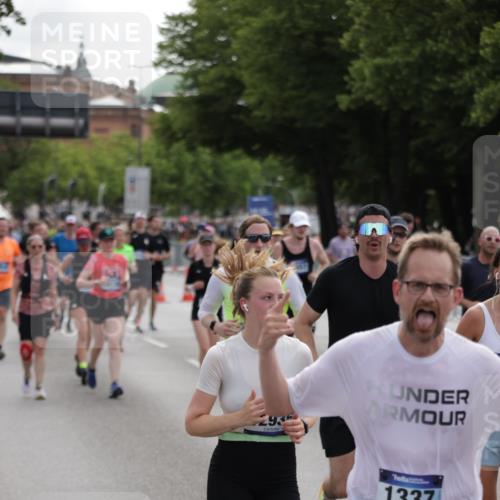 29.06.2025 - hella hamburg halbmarathon Jannik Wohlers http://msf.ph/oto/8298816 29.06.2025 10:37:00 Lombardsbrücke 1022, 1276, 1337, 1597, 1819, 2016, 2272, 2486, 2640, 3633, 4097, 4347, 4733, 5146, 5171, 5186, 5560, 5790, 5940, 6821, 6955, 7085, 7235, 7544, 7707, 7777, 7823, 8811, 8843, 9524, 10476, 10762, 10798, 10919, 11183, 11888, 11980, 12762, 12935, 13077, 13783, 14130, 14282, 14343, 14657, 14915, 15084, 16303, 16582, 16706, 16831, 16837, 17305, 17307, 17355, 17687, 17688, 17794, 17965, 18578, 18710, 18903 meine-sportfotos.de