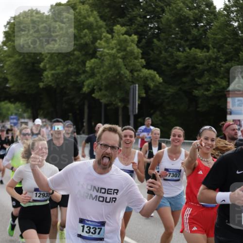29.06.2025 - hella hamburg halbmarathon Jannik Wohlers http://msf.ph/oto/8298874 29.06.2025 10:37:00 Lombardsbrücke 1022, 1276, 1337, 1597, 1819, 2016, 2272, 2486, 2640, 3633, 4097, 4347, 4733, 5146, 5171, 5186, 5560, 5790, 5940, 6821, 6955, 7085, 7235, 7544, 7707, 7777, 7823, 8811, 8843, 9524, 10476, 10762, 10798, 10919, 11183, 11888, 11980, 12762, 12935, 13077, 13783, 14130, 14282, 14343, 14657, 14915, 15084, 16303, 16582, 16706, 16831, 16837, 17305, 17307, 17355, 17687, 17688, 17794, 17965, 18578, 18710, 18903 meine-sportfotos.de