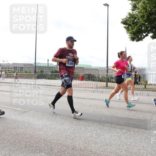 29.06.2025 - hella hamburg halbmarathon Lena Gebhardt http://msf.ph/oto/8298893 29.06.2025 10:21:42 Lombardsbrücke 5759, 12041, 9369, 59, 1072, 1158, 1191, 1250, 1294, 1401, 1668, 1958, 2172, 2271, 2315, 2353, 2529, 2635, 2815, 3122, 3606, 3770, 3817, 3825, 3826, 3995, 4046, 4289, 4375, 4376, 4697, 4786, 5122, 5373, 5395, 5412, 5493, 5641, 5759, 5957, 6086, 6103, 6475, 6676, 6805, 6844, 7075, 7162, 7375, 7522, 7553, 7612, 7672, 7781, 8095, 8286, 8715, 8844, 8896, 8959, 9002, 9062, 9100, 9369, 9483, 9499, 9532, 9624, 10374, 10874 meine-sportfotos.de
