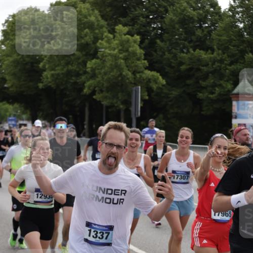 29.06.2025 - hella hamburg halbmarathon Jannik Wohlers http://msf.ph/oto/8298894 29.06.2025 10:37:00 Lombardsbrücke 1022, 1276, 1337, 1597, 1819, 2016, 2272, 2486, 2640, 3633, 4097, 4347, 4733, 5146, 5171, 5186, 5560, 5790, 5940, 6821, 6955, 7085, 7235, 7544, 7707, 7777, 7823, 8811, 8843, 9524, 10476, 10762, 10798, 10919, 11183, 11888, 11980, 12762, 12935, 13077, 13783, 14130, 14282, 14343, 14657, 14915, 15084, 16303, 16582, 16706, 16831, 16837, 17305, 17307, 17355, 17687, 17688, 17794, 17965, 18578, 18710, 18903 meine-sportfotos.de
