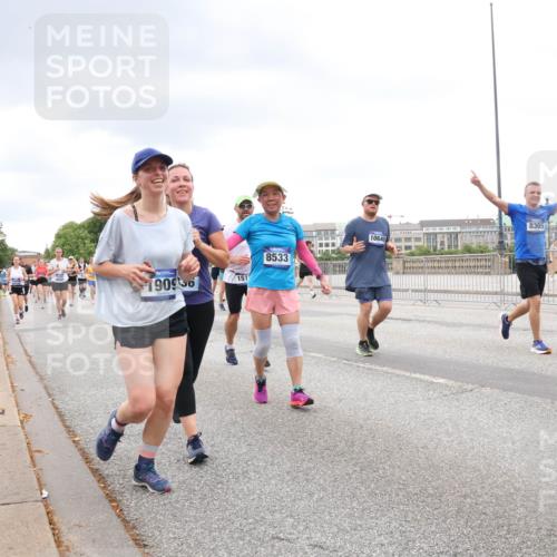 29.06.2025 - hella hamburg halbmarathon Lena Gebhardt http://msf.ph/oto/8298913 29.06.2025 10:56:18 Lombardsbrücke 90950, 151, 8533, 10640, 8305, 8005, 1047, 1113, 1738, 1909, 2095, 2143, 2307, 2793, 2915, 3257, 3268, 3438, 3520, 3675, 3676, 3953, 3987, 4083, 4265, 4354, 4473, 4773, 4836, 5237, 5306, 5438, 5580, 5693, 5757, 5994, 6055, 6056, 6113, 6494, 6594, 6690, 6968, 7025, 7028, 7090, 7307, 7516, 7616, 7711, 8005, 8108, 8110, 8305, 8517, 8533, 8606, 8766, 9383, 9435, 9606, 9838, 9948, 9953, 10449, 10555, 10569, 10640, 10740, 10784, 10987 meine-sportfotos.de