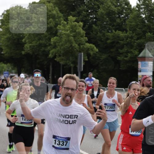 29.06.2025 - hella hamburg halbmarathon Jannik Wohlers http://msf.ph/oto/8298915 29.06.2025 10:37:00 Lombardsbrücke 1022, 1276, 1337, 1597, 1819, 2016, 2272, 2486, 2640, 3633, 4097, 4347, 4733, 5146, 5171, 5186, 5560, 5790, 5940, 6821, 6955, 7085, 7235, 7544, 7707, 7777, 7823, 8811, 8843, 9524, 10476, 10762, 10798, 10919, 11183, 11888, 11980, 12762, 12935, 13077, 13783, 14130, 14282, 14343, 14657, 14915, 15084, 16303, 16582, 16706, 16831, 16837, 17305, 17307, 17355, 17687, 17688, 17794, 17965, 18578, 18710, 18903 meine-sportfotos.de