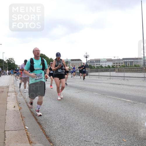 29.06.2025 - hella hamburg halbmarathon Lena Gebhardt http://msf.ph/oto/8298923 29.06.2025 10:46:51 Lombardsbrücke 1073, 1185, 1286, 1363, 1371, 1375, 1593, 1607, 1608, 1720, 1837, 1961, 1999, 2162, 2211, 2320, 2327, 2555, 2556, 2665, 2697, 2981, 3277, 3406, 3407, 3469, 3734, 3823, 4202, 4239, 4296, 4342, 4355, 4448, 4604, 5111, 5114, 5700, 5796, 5953, 6124, 6161, 6485, 6496, 6740, 7073, 7303, 7412, 7767, 7827, 8477, 8486, 8551, 8553, 8684, 8706, 8967, 9691, 10230, 13969, 14261, 15852, 16882, 16987 meine-sportfotos.de