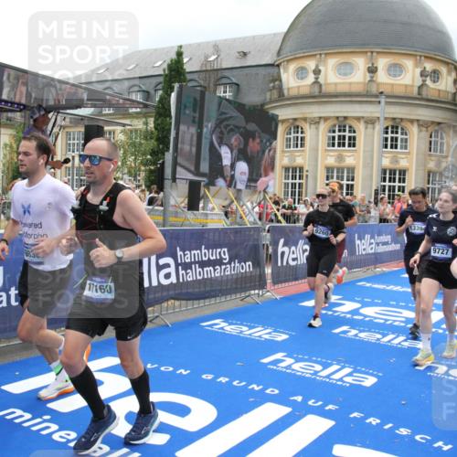 29.06.2025 - hella hamburg halbmarathon Michael Strokosch http://msf.ph/oto/8298934 29.06.2025 10:57:30 Ziel 3435, 5926, 6272, 6281, 6302, 8393, 9727, 12144, 13245, 13394, 15695, 16093, 16830, 17160, 17758, 17828 meine-sportfotos.de