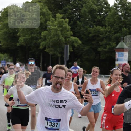 29.06.2025 - hella hamburg halbmarathon Jannik Wohlers http://msf.ph/oto/8298963 29.06.2025 10:37:00 Lombardsbrücke 1022, 1276, 1337, 1597, 1819, 2016, 2272, 2486, 2640, 3633, 4097, 4347, 4733, 5146, 5171, 5186, 5560, 5790, 5940, 6821, 6955, 7085, 7235, 7544, 7707, 7777, 7823, 8811, 8843, 9524, 10476, 10762, 10798, 10919, 11183, 11888, 11980, 12762, 12935, 13077, 13783, 14130, 14282, 14343, 14657, 14915, 15084, 16303, 16582, 16706, 16831, 16837, 17305, 17307, 17355, 17687, 17688, 17794, 17965, 18578, 18710, 18903 meine-sportfotos.de
