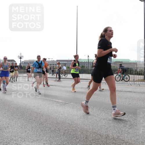 29.06.2025 - hella hamburg halbmarathon Lena Gebhardt http://msf.ph/oto/8298988 29.06.2025 10:36:55 Lombardsbrücke 2552, 4762, 8499, 2124, 5789, 1118, 1224, 1253, 1339, 1488, 1490, 1597, 1948, 1952, 1954, 2031, 2072, 2104, 2124, 2272, 2480, 2552, 2588, 3127, 3165, 3428, 3714, 3873, 3895, 4084, 4618, 4733, 4762, 4996, 5224, 5538, 5640, 5786, 5789, 6156, 6172, 6190, 6359, 6584, 6667, 6804, 7202, 7632, 7707, 7773, 8007, 8257, 8258, 8315, 8499, 8758, 8936, 8937, 8945, 9054, 9055, 9295, 9500, 9694, 13265, 15077, 17156, 17807, 18152, 18488 meine-sportfotos.de