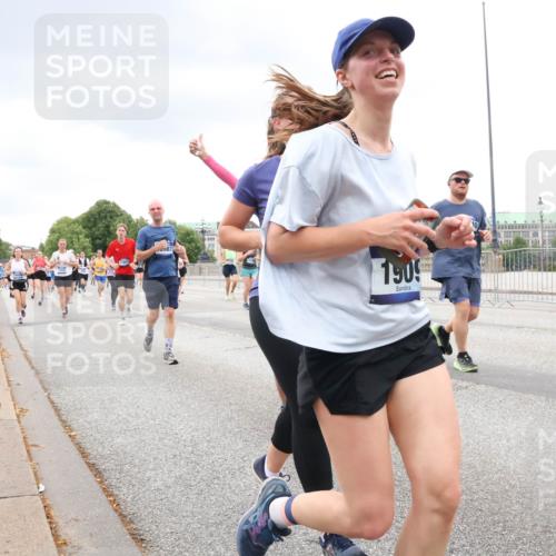 29.06.2025 - hella hamburg halbmarathon Lena Gebhardt http://msf.ph/oto/8299082 29.06.2025 10:56:18 Lombardsbrücke 987, 1909, 1047, 1113, 1738, 1909, 2095, 2143, 2307, 2793, 2915, 3257, 3268, 3438, 3520, 3675, 3676, 3953, 3987, 4083, 4265, 4354, 4473, 4773, 4836, 5237, 5306, 5438, 5580, 5693, 5757, 5994, 6055, 6056, 6113, 6494, 6594, 6690, 6968, 7025, 7028, 7090, 7307, 7516, 7616, 7711, 8005, 8108, 8110, 8305, 8517, 8533, 8606, 8766, 9383, 9435, 9606, 9838, 9948, 9953, 10449, 10555, 10569, 10640, 10740, 10784, 10987 meine-sportfotos.de