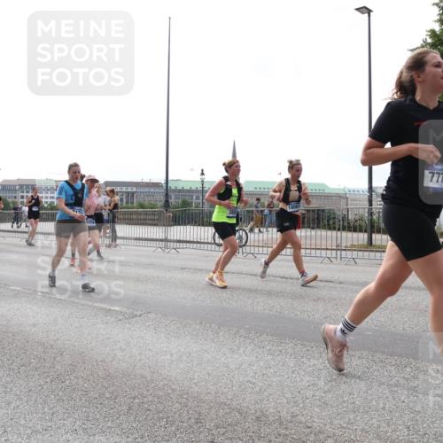 29.06.2025 - hella hamburg halbmarathon Lena Gebhardt http://msf.ph/oto/8299103 29.06.2025 10:36:55 Lombardsbrücke 8499, 5359, 7773, 1118, 1224, 1253, 1339, 1488, 1490, 1597, 1948, 1952, 1954, 2031, 2072, 2104, 2124, 2272, 2480, 2552, 2588, 3127, 3165, 3428, 3714, 3873, 3895, 4084, 4618, 4733, 4762, 4996, 5224, 5538, 5640, 5786, 5789, 6156, 6172, 6190, 6359, 6584, 6667, 6804, 7202, 7632, 7707, 7773, 8007, 8257, 8258, 8315, 8499, 8758, 8936, 8937, 8945, 9054, 9055, 9295, 9500, 9694, 13265, 15077, 17156, 17807, 18152, 18488 meine-sportfotos.de